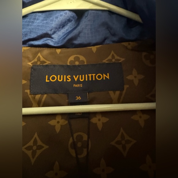 Authentic Louis Vuitton women’s down puffer jacket with belt - Picture 9 of 16